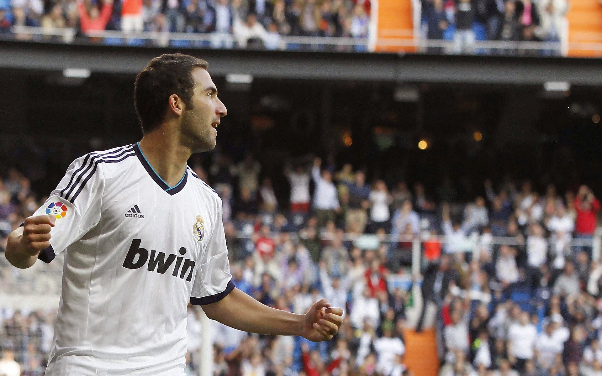 悬崖边山脊单车速降赛 摔车风险让选手必须冷静